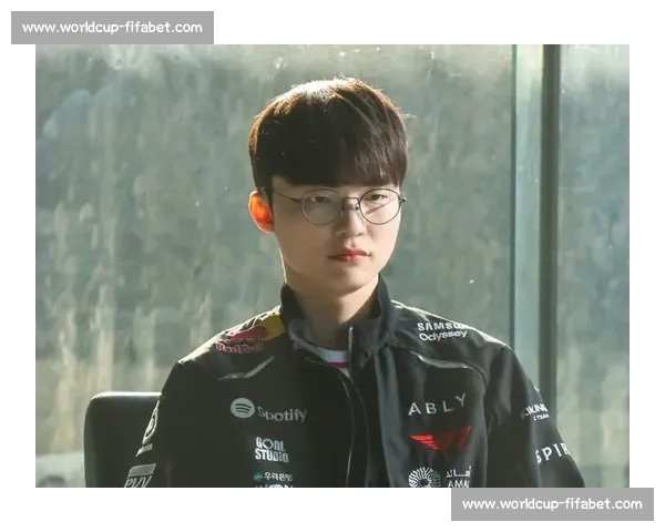 Faker接受采访，深情告白粉丝，泪洒现场！